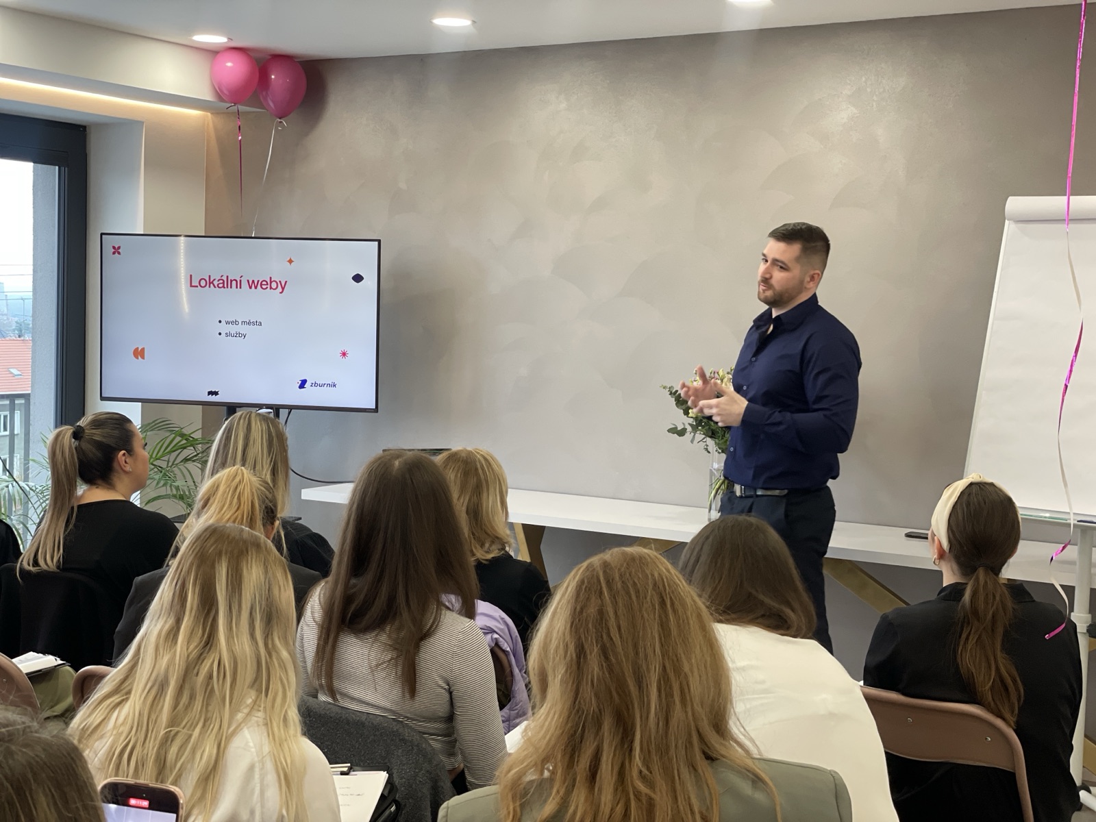 Jakub Zburník při přednášce o online marketingu